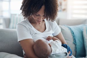父母用母乳喂养婴儿