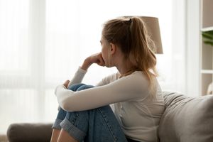 女人坐在沙发上