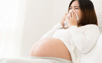 孕妇的人在她的床上
