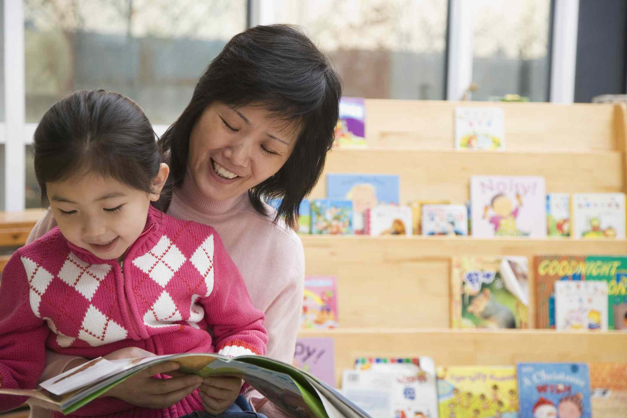 妈妈……在幼儿园的书上，坐在一张鞋上