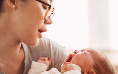 母亲安抚怀中哭泣的婴儿