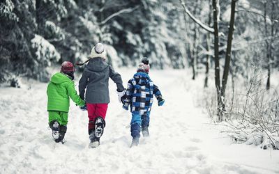 孩子们穿着大衣和雪
