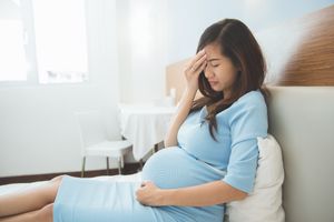 孕妇在床上的头痛和她的床