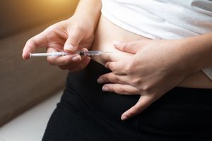 女人给她注射一个注射