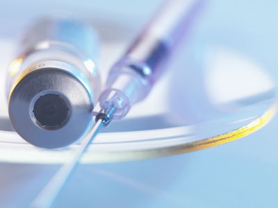 注射器和促性腺与利普安瓶玻璃dish, used during IVF treatment