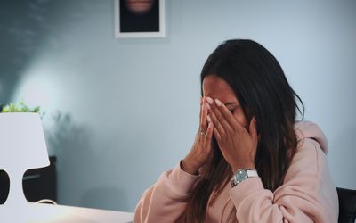 坐在桌子旁哭泣的女人