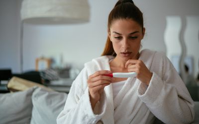 焦虑的人看着验孕棒华体会体育官方人口
