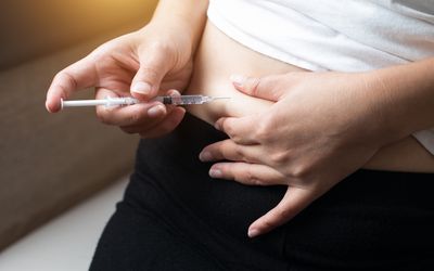 一个女人在给自己皮下注射
