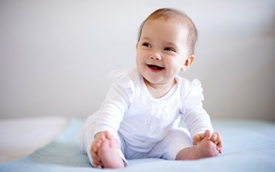 孩子们坐着