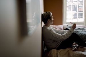 一名妇女在仔细观察验孕结果。华体会体育官方人口