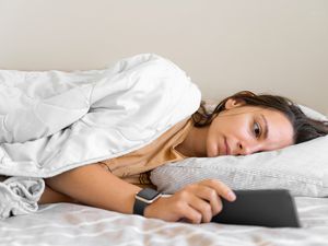女人看电话