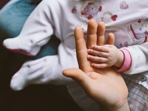 妈妈的孩子的手
