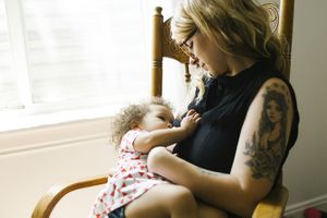 给孩子喂奶的妇女