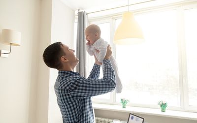 爸爸抱着一个婴儿