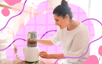 妇女制作婴儿食品
