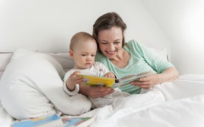 妈妈和婴儿卧室的照片