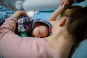 女人母乳喂养