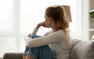 坐在沙发上的女人