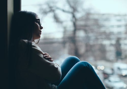 伤心的女孩在窗口