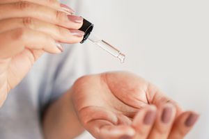 女子将茶树油滴入手掌