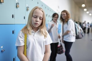 女孩在学校里欺负