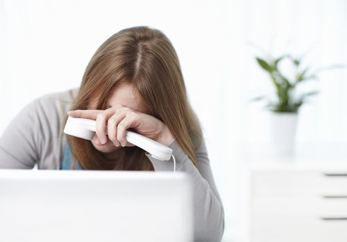 一个女人接到一个令人不安的电话