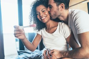 两个人庆祝怀孕测试的结果。华体会体育官方人口