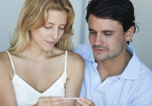 一对怀孕测试呈阳性的夫妇华体会体育官方人口