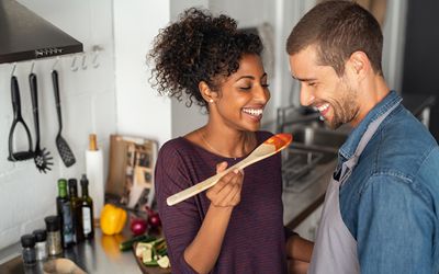 多民族夫妇用木勺品尝提高生育能力的食物