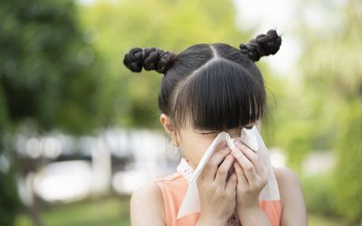 小女孩在外面擤鼻涕
