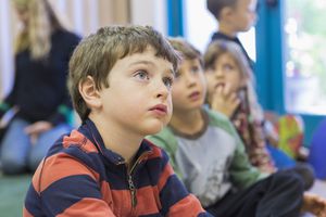 学校教室里的孩子们