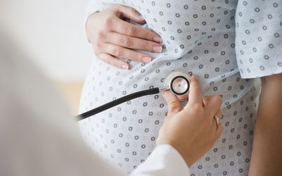 医生为孕妇检查