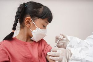 小女孩接种了新冠病毒疫苗