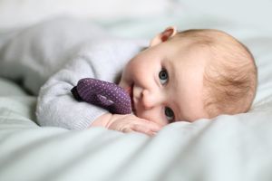 女婴躺在毯子上。