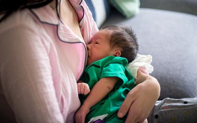 哺乳的父母给婴儿喂奶
