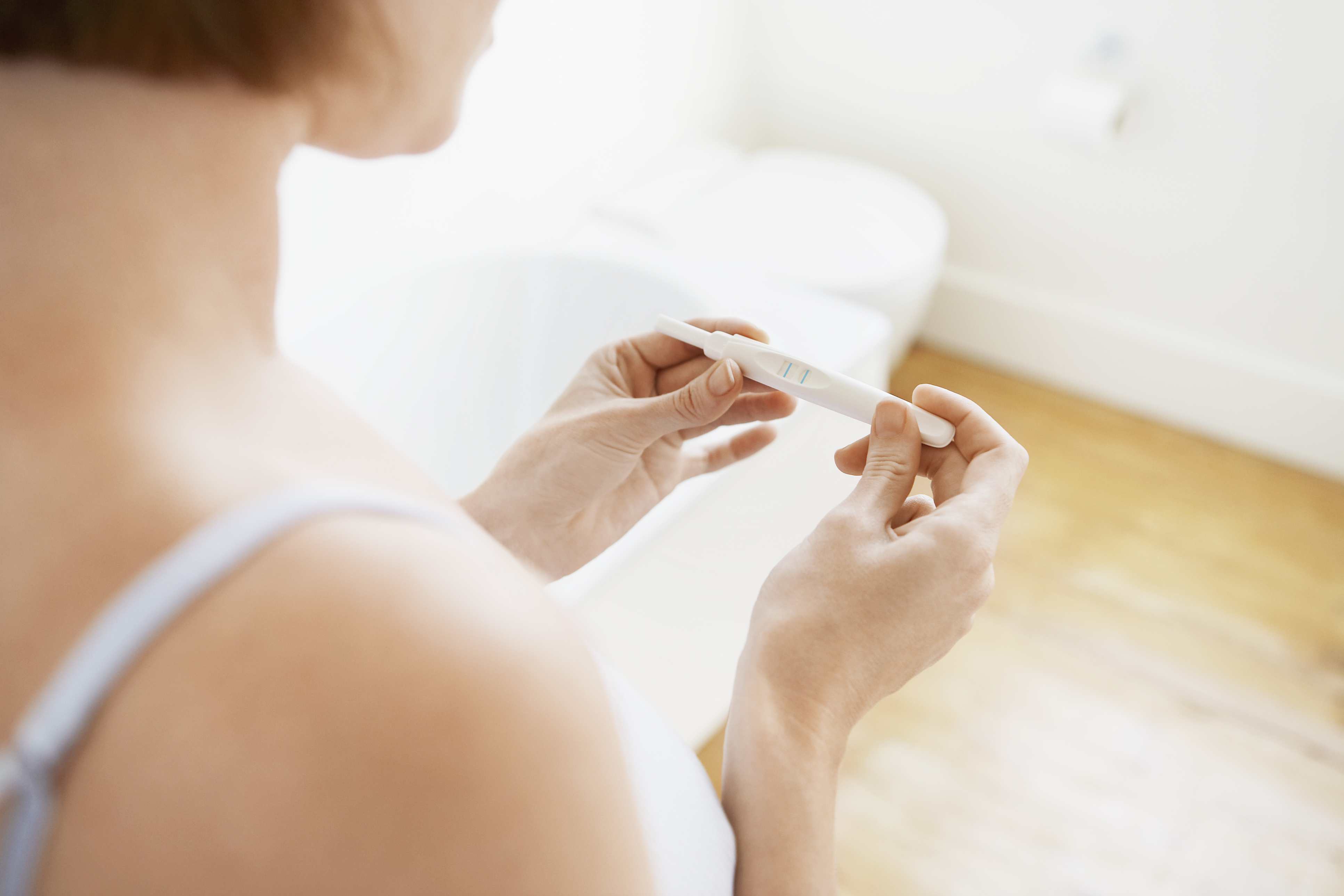 拿着验孕棒的妇女华体会体育官方人口