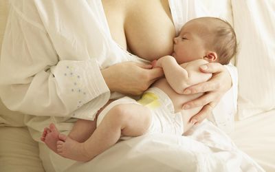 母亲母乳喂养的女孩