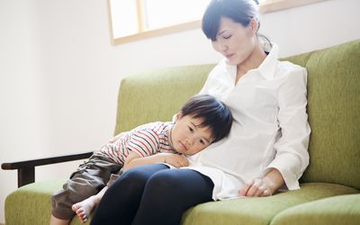 母子俩在家休息