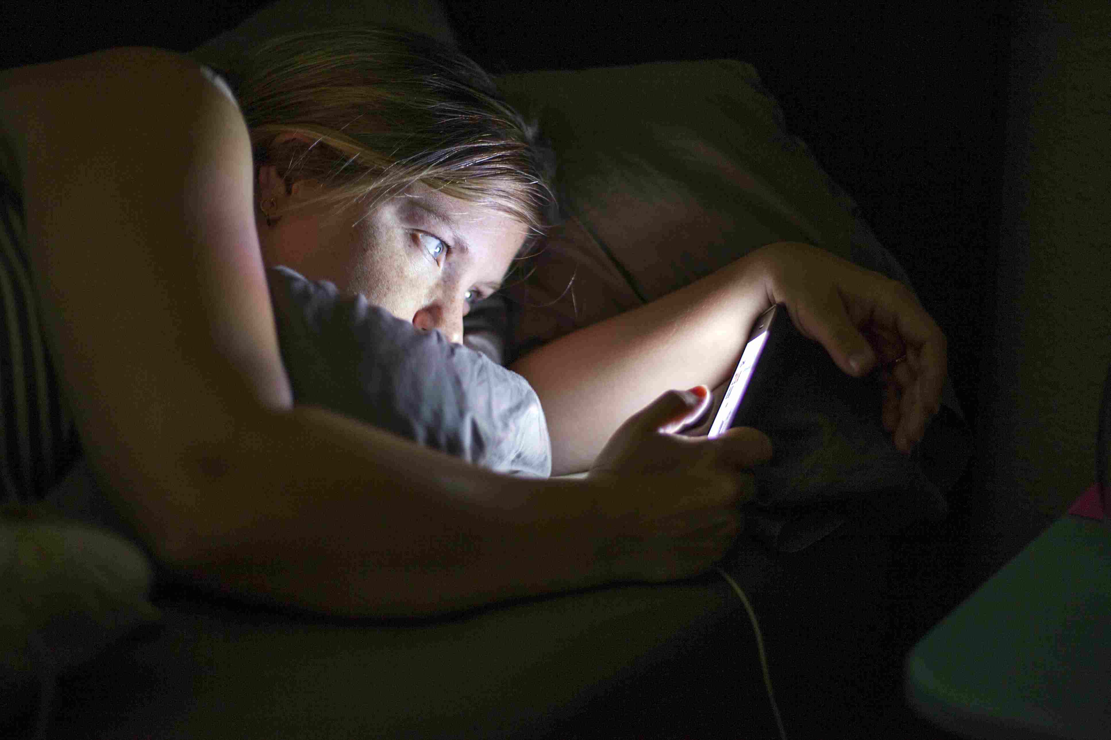 女人晚上看手机睡不着