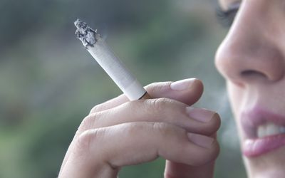 吸烟的年轻女子