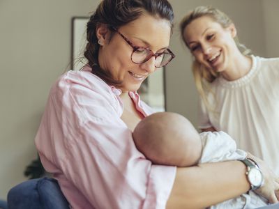在妻子的母乳里给她妈妈的婴儿婴儿抚养婴儿