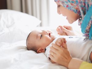 妈妈和宝宝玩耍