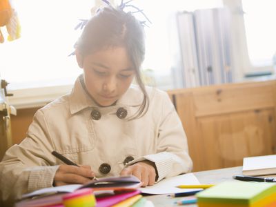 一个女孩在记事本上写字