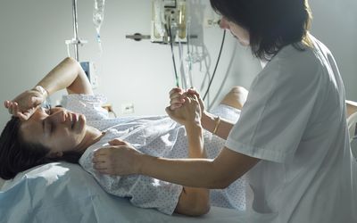 助产士帮助病人