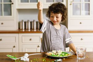 孩子的健康界限——男孩用豌豆把桌子弄得一团糟