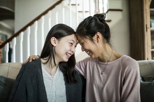 妈妈和女儿笑