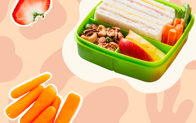 便当盒的照片插图，里面有三明治、苹果和其他食物