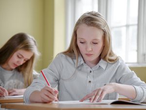 女同学在教室里