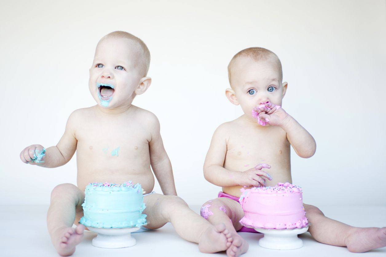 双胞胎宝宝在吃生日蛋糕