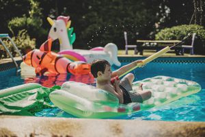 孩子在玩台球的游戏